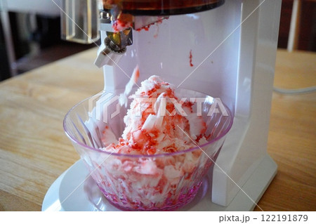かき氷機で美味しい冷凍苺を削って作った冷凍いちごかき氷。 122191879