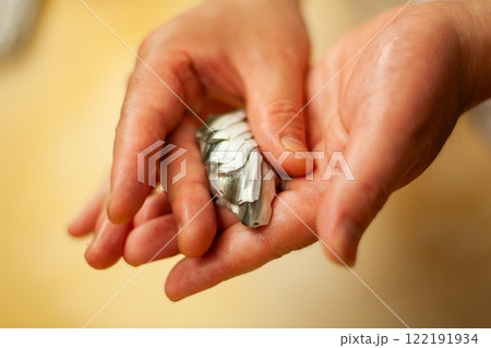 コハダの鮨を握る コハダの鮨を握る 122191934