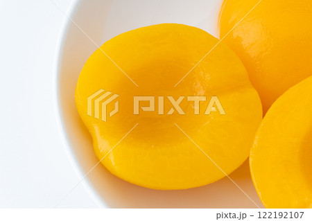 黄桃のシロップ漬け（缶詰）のクローズアップ 122192107