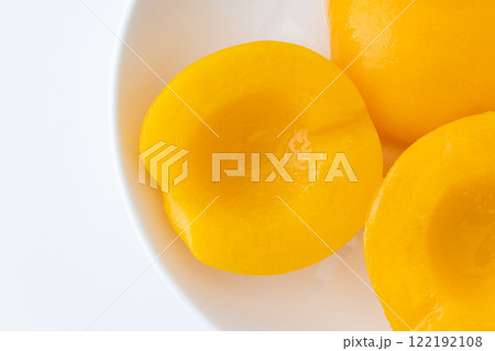 黄桃のシロップ漬け(缶詰)のクローズアップ 黄桃のシロップ漬け(缶詰)のクローズアップ 122192108