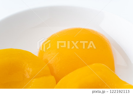 黄桃のシロップ漬け(缶詰)のクローズアップ 黄桃のシロップ漬け(缶詰)のクローズアップ 122192113