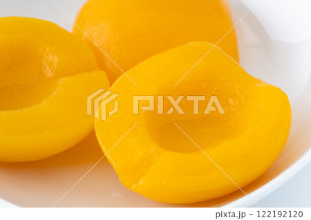 黄桃のシロップ漬け(缶詰)のクローズアップ 黄桃のシロップ漬け(缶詰)のクローズアップ 122192120
