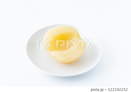 お皿に載せた缶詰の桃(白桃) お皿に載せた缶詰の桃(白桃) 122192252