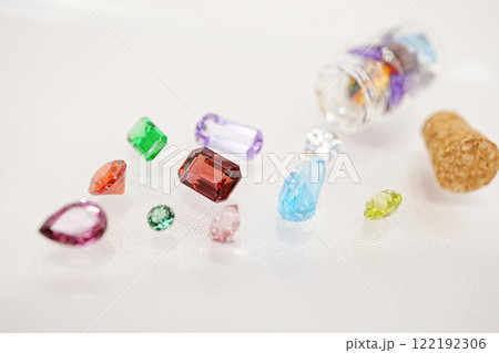 沢山のカラフルな宝石 122192306