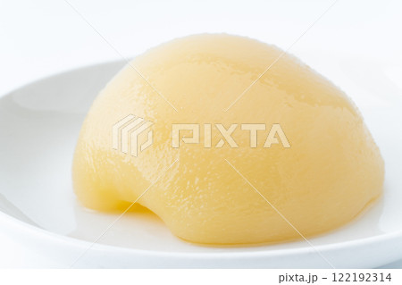 桃のシロップ漬け（缶詰）のクローズアップ 122192314