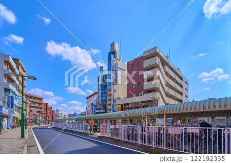 神奈川県川崎市多摩区の向ヶ丘遊園駅南口 駅前通りの駐輪場付近から南東方面 122192335