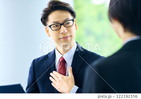 打ち合わせをするビジネスマンとビジネスウーマン 122192356