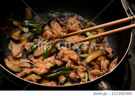 ナスとキュウリと豚肉の味噌炒めの料理シーン 122192560
