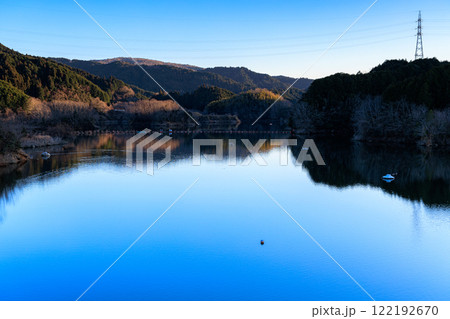 厳冬期の奈良布目ダム小春日和の夕景 美しい青空を映す湖面 厳冬期の奈良布目ダム小春日和の夕景 美しい青空を映す湖面 122192670