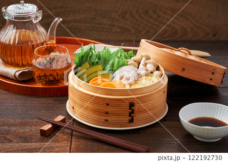 彩り豊かな野菜の蒸籠蒸し、健康的な和食 彩り豊かな野菜の蒸籠蒸し、健康的な和食 122192730