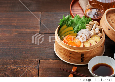 彩り豊かな野菜の蒸籠蒸し、健康的な和食 彩り豊かな野菜の蒸籠蒸し、健康的な和食 122192731