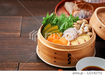 彩り豊かな野菜の蒸籠蒸し、健康的な和食 122192732
