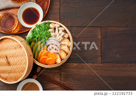 彩り豊かな野菜の蒸籠蒸し、健康的な和食 122192733