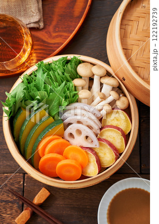 彩り豊かな野菜の蒸籠蒸し、健康的な和食 彩り豊かな野菜の蒸籠蒸し、健康的な和食 122192739
