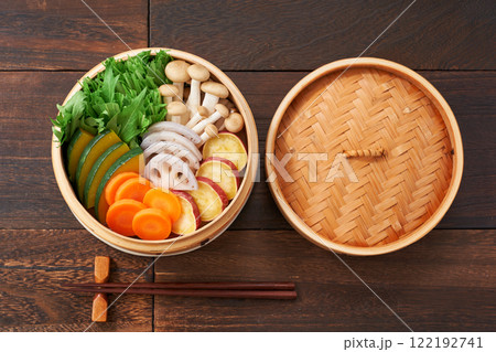 彩り豊かな野菜の蒸籠蒸し、健康的な和食 122192741