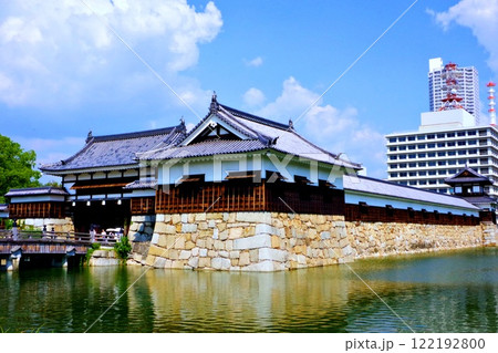 夏の風景、広島城の涼しげなお堀の風景 夏の風景、広島城の涼しげなお堀の風景 122192800