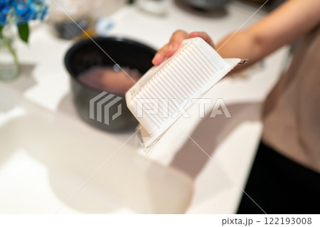 豆腐の容器から水を捨てる 122193008