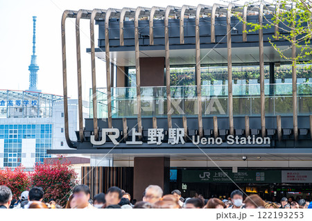 【東京都】たくさんの人で賑わう上野駅と東京スカイツリー 【東京都】たくさんの人で賑わう上野駅と東京スカイツリー 122193253