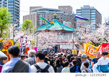 【東京都】たくさんの人で賑わう上野恩賜公園の弁天堂 122193265