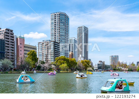 【東京都】上野恩賜公園の不忍池とタワーマンション 122193274