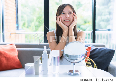スキンケアをする若い女性 スキンケアをする若い女性 122193478