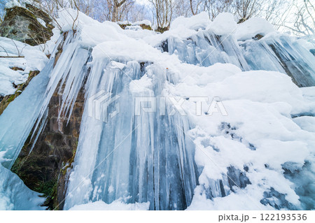 「青森県」奥入瀬渓流氷瀑の自然美 冬 「青森県」奥入瀬渓流氷瀑の自然美 冬 122193536