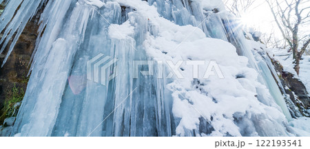 「青森県」奥入瀬渓流氷瀑の自然美　冬 122193541