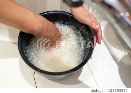 内釜で米を研ぐ 122193553