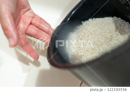 内釜で米を研ぐ 122193556