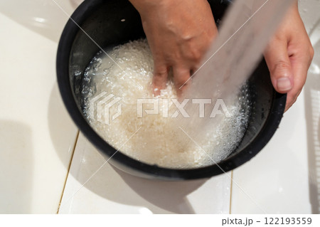 内釜で米を研ぐ 122193559