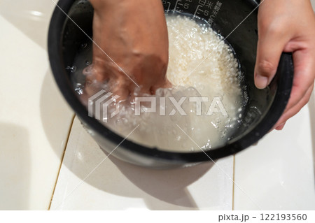 内釜で米を研ぐ 122193560