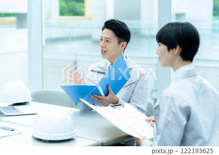 ミーティングする作業服のビジネスマン 122193625