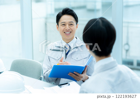 ミーティングする作業服のビジネスマン ミーティングする作業服のビジネスマン 122193627