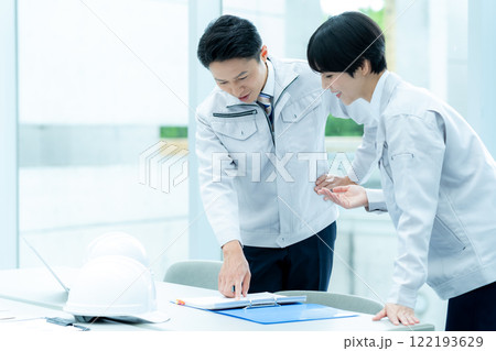 ミーティングする作業服のビジネスマン 122193629
