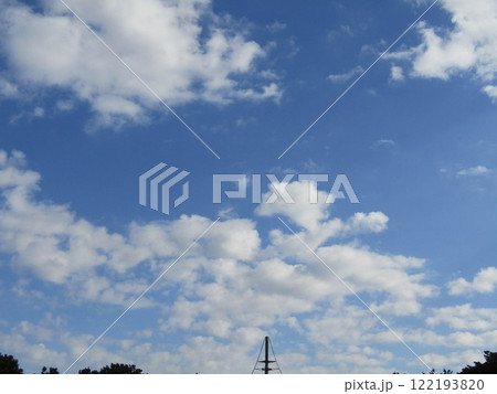 稲毛海岸での青い空と白い雲 稲毛海岸での青い空と白い雲 122193820