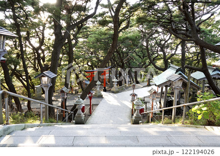斜面に建つ神社の参道 階段下の鳥居と灯篭 斜面に建つ神社の参道 階段下の鳥居と灯篭 122194026