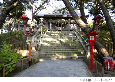 小高い斜面の上に建つ神社の拝殿 122194027