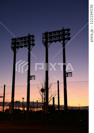 蘇我スポーツ公園夕景 ナイター照明 蘇我スポーツ公園夕景 ナイター照明 122194336