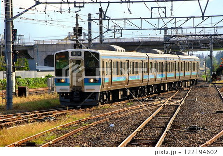 『立山黒部アルペンルート』の長野県側玄関口…【大糸線・信濃大町駅】へ入線する211系 122194602