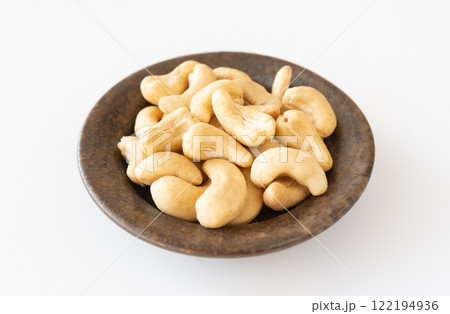 小皿に盛られたカシューナッツ 122194936