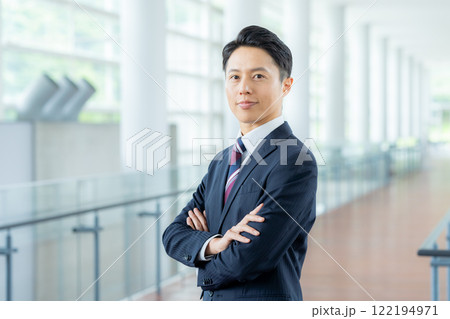オフィスの廊下に立つビジネスマン オフィスの廊下に立つビジネスマン 122194971