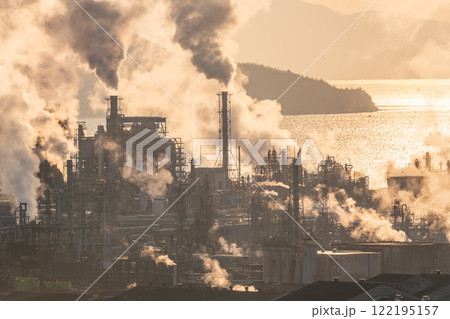 太陽に照らされるコンビナート（工場イメージ） 122195157