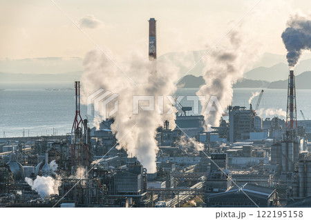 太陽に照らされるコンビナート（工場イメージ） 122195158