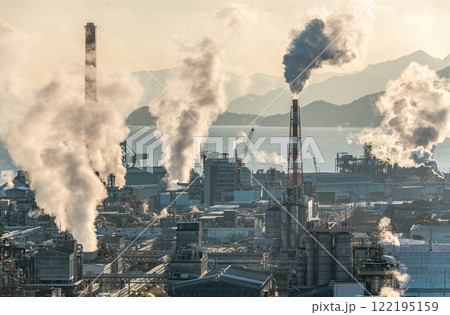 太陽に照らされるコンビナート（工場イメージ） 122195159