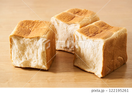 ざっくりとカットした食パン 122195261