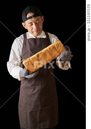 食パンの焼き上がりに満足するパン職人 122195529
