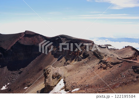富士山頂から見る火口と雲海 122195584