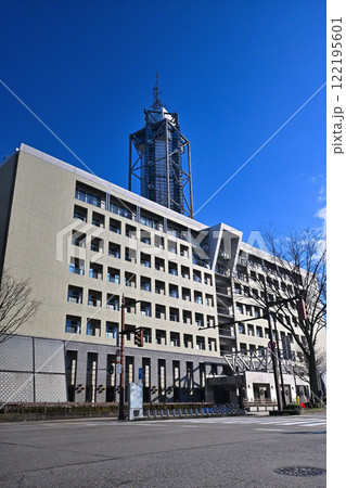 富山市役所　青空に映える富山市役所 122195601