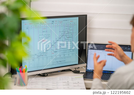 工事工程表を説明する男性主任技術者　ネットワーク工程表　工事監理　作業服 122195602