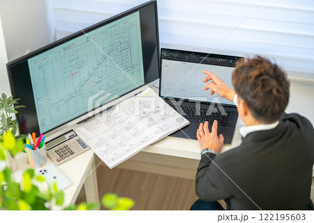 工事工程表を説明する男性一級建築士　ネットワーク工程表　工事監理 122195603